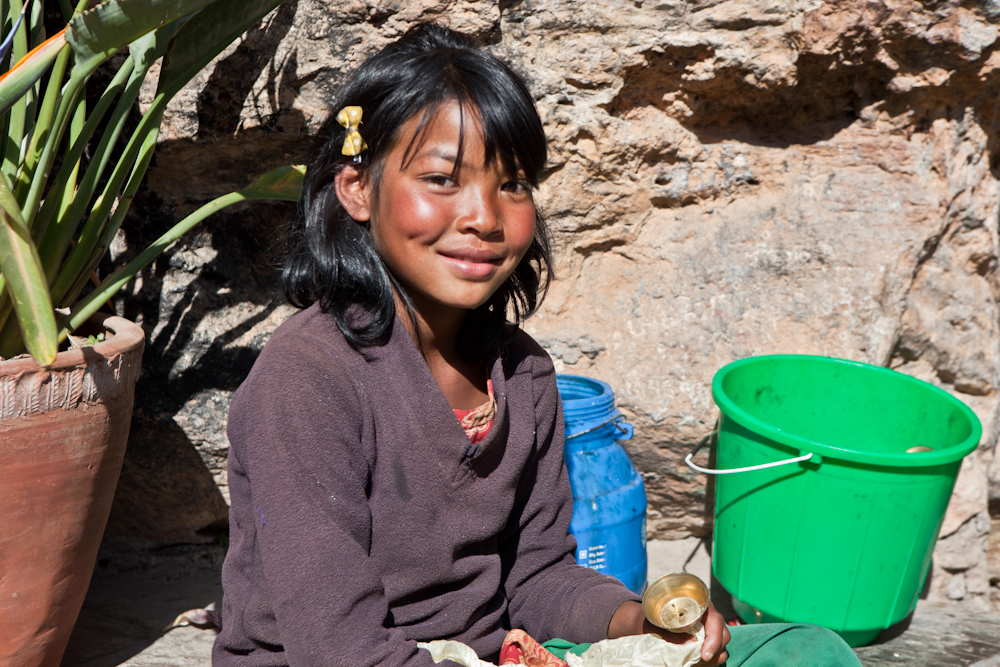 непальская девочка рядом с пещерой