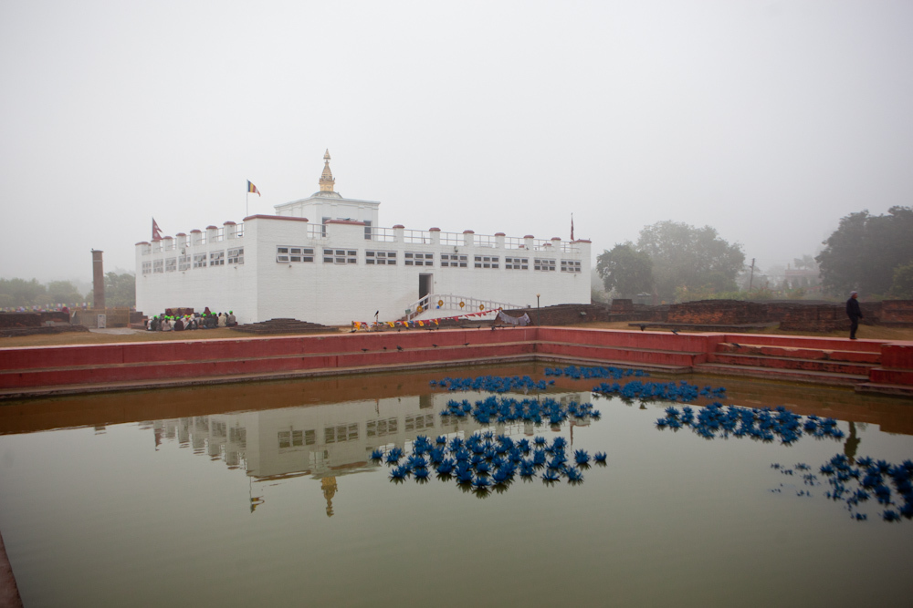 храм Майадеви и озеро, в котором она родила Будду