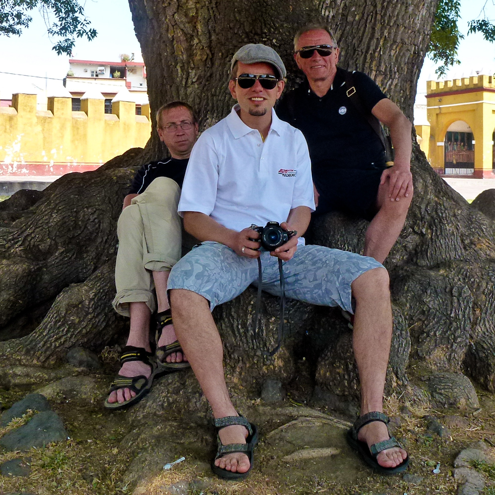 горный гид Андрей Гундарев (Алмазов), Владимир Задохин и Юрий Суханов в городе Чолула, Мексика