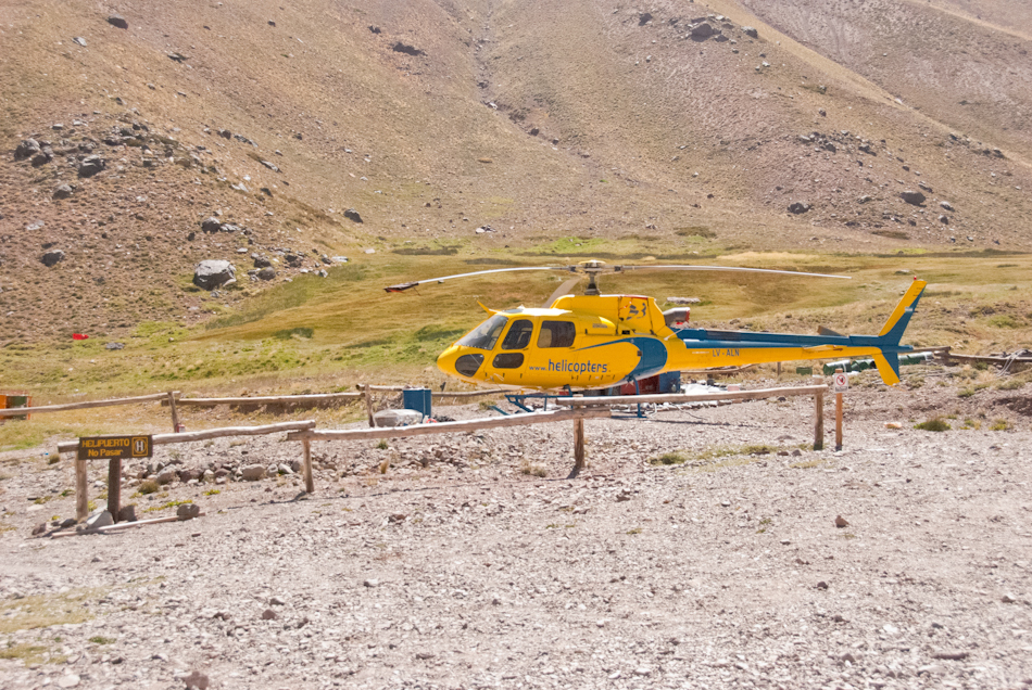 вертолет спасателей у входа в нац парк