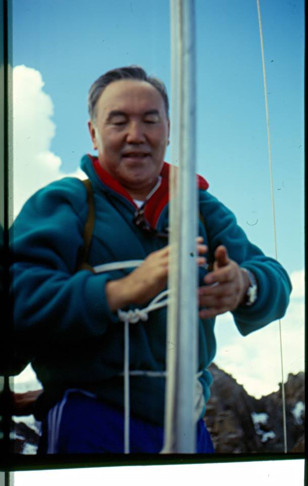 Назарбаев на вершине пика Абай