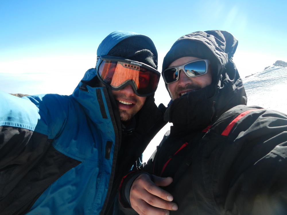 горный гид Андрей Гундарев (Алмазов) и Михаил Шпунт на вершине вулкана Истасихуатьль, Мексика