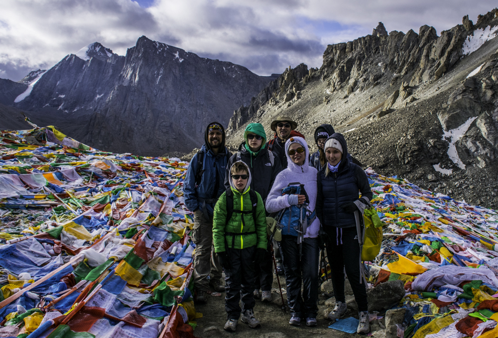 горный гид Андрей Гундарев (Алмазов) с группой на коре вокруг Кайласа, туры в Тибет
