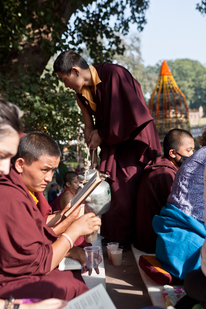 во время медитационных сессий монахи разносять всем чай и лепешки