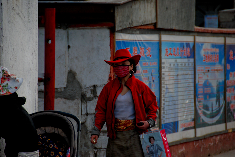 первые тибетские красавицы в красном