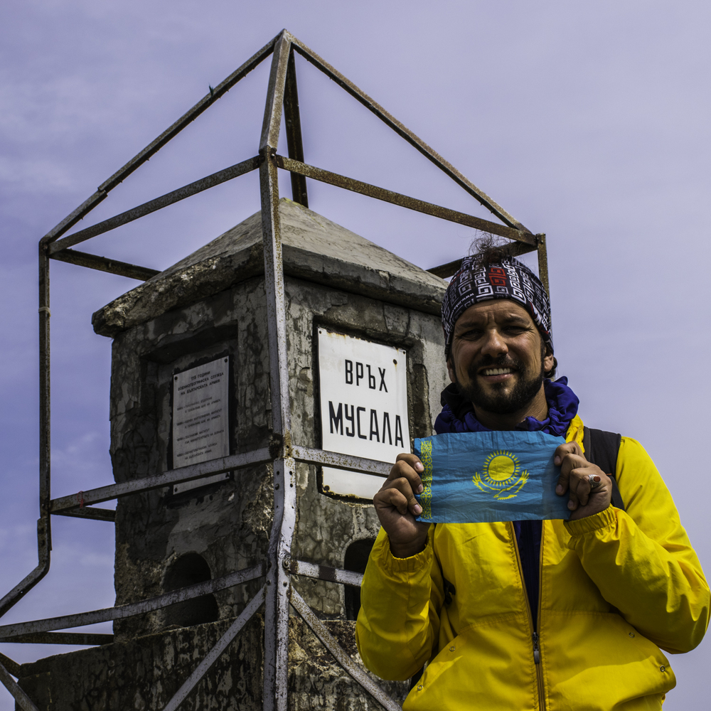 алматинский путешественник Андрей Гундарев (Алмазов) на вершине Мусала в Болгарии в рамках проекта "Альпинистская Корона Европы"