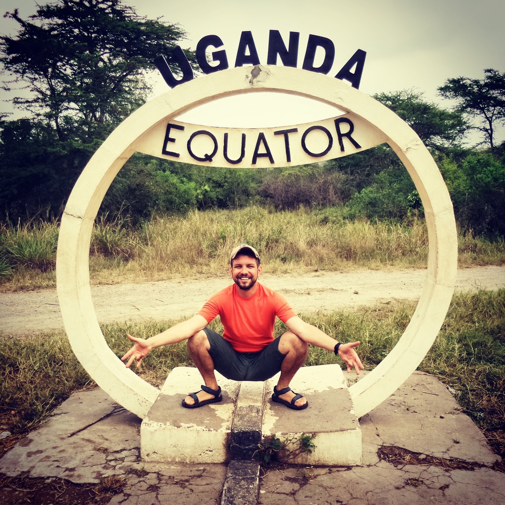 алматинский путешественник Андрей Гундарев (Алмазов) на экваторе в Уганде