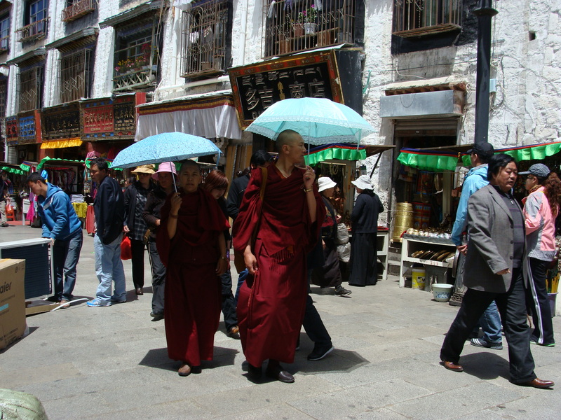 монахи на базаре