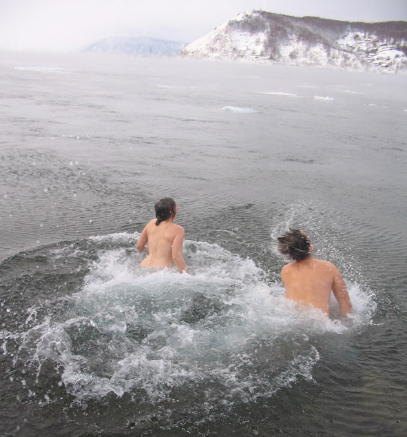 купание в зимнем Байкале