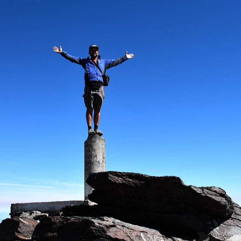 алматинский путешественник Андрей Гундарев (Алмазов) на высшей точке Испании в рамках проекта "Корона Европы"
