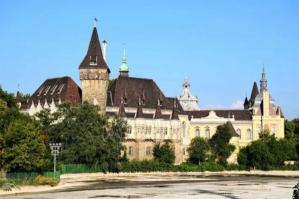Замок Вайдахуняд в парке Варошлигет, Будапешт