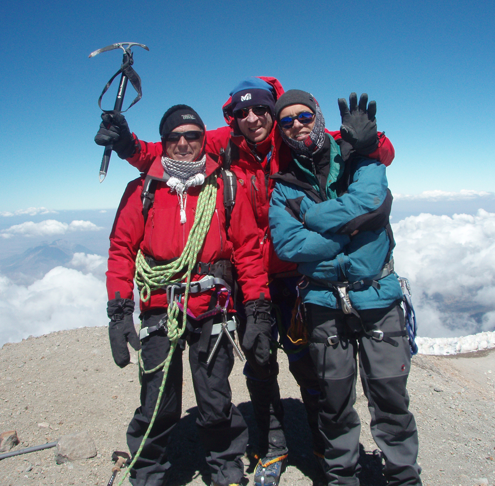 горный гид Андрей Гундарев (Алмазов), Юрий Суханов и Владимир Задохин на вершине вулкана Орисаба, Мексика