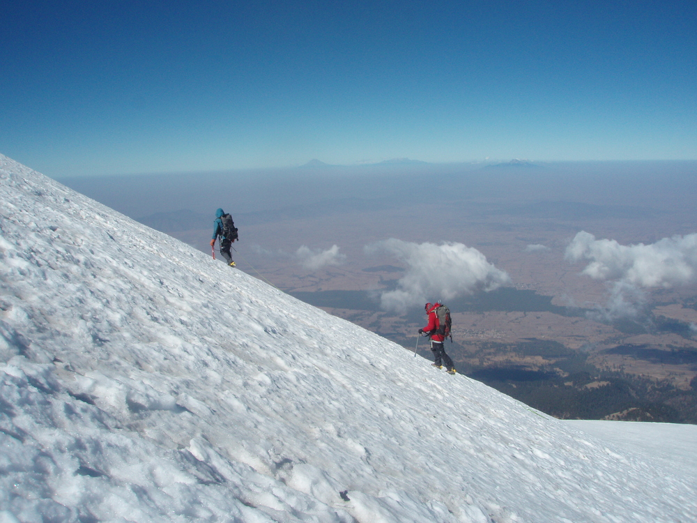 алматинский путешественник и горный гид Андрей Гундарев (Алмазов) на вершине вулкана Орисаба в Мексике