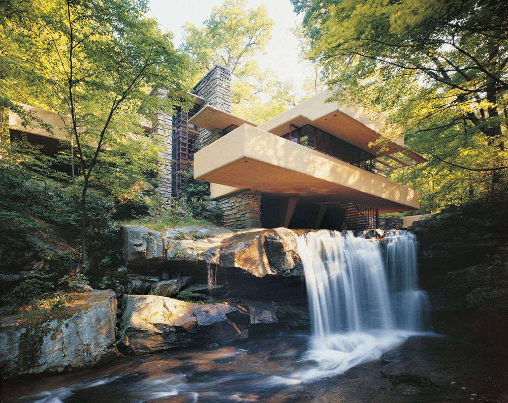Дом над водопадом Фрэнка Ллойда Райта, по мнению некоторых критиков, ставший прообразом дома Говарда Рорка в книге