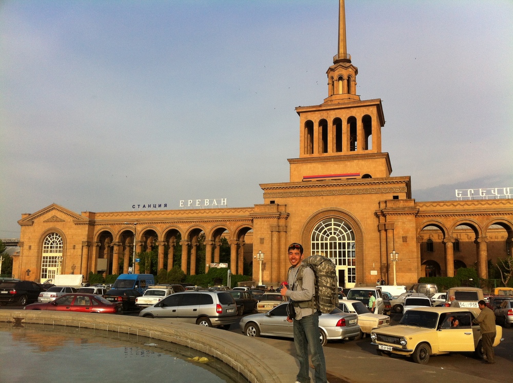 Станция ереван. Железнодорожный вокзал Ереван. ЖД вокзал Ереван. Ереван Ереван Железнодорожный вокзал. Центральный вокзал Тбилиси.