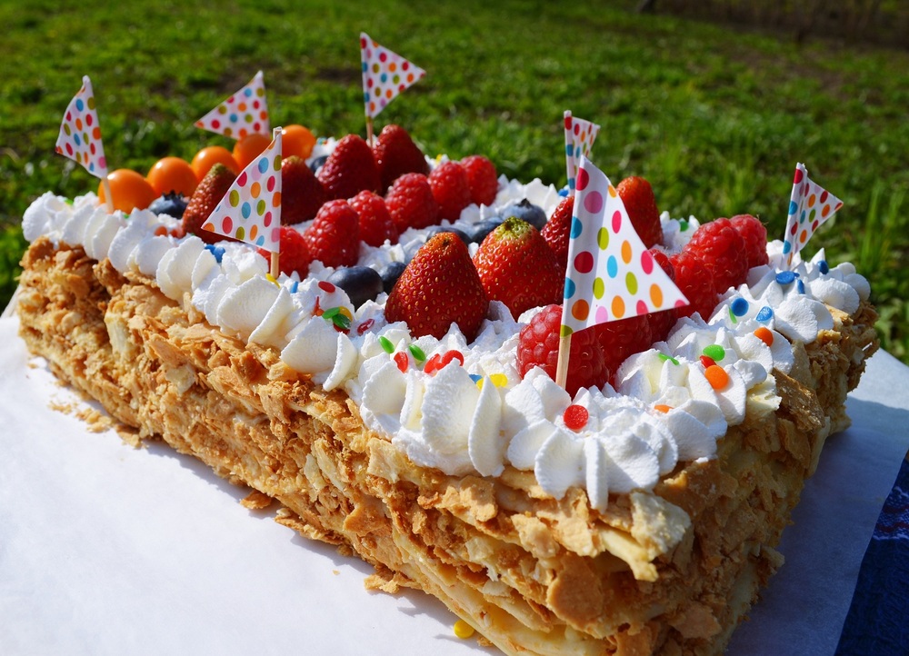 Как украсить наполеон на день рождения. Украсить Наполеон. Украшение торта Наполеон. Торт Наполеон украшение для ребенка. Украсить торт Наполеон на день рождения ребенка.