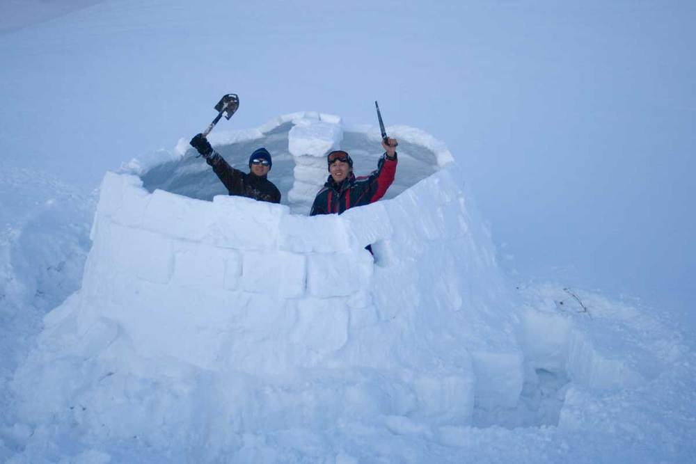 Житель иглу. Иглу жилище эскимосов. Иглу - снежный дом эскимосов. Аляска Эскимосы иглу. Домик из снега.