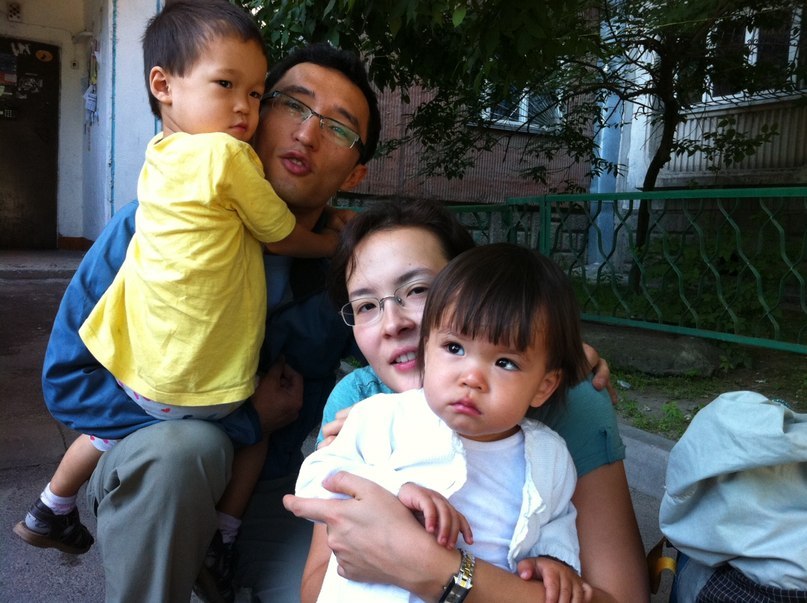 Адилет с женой и детьми перед отьездом на Хан-Тенгри