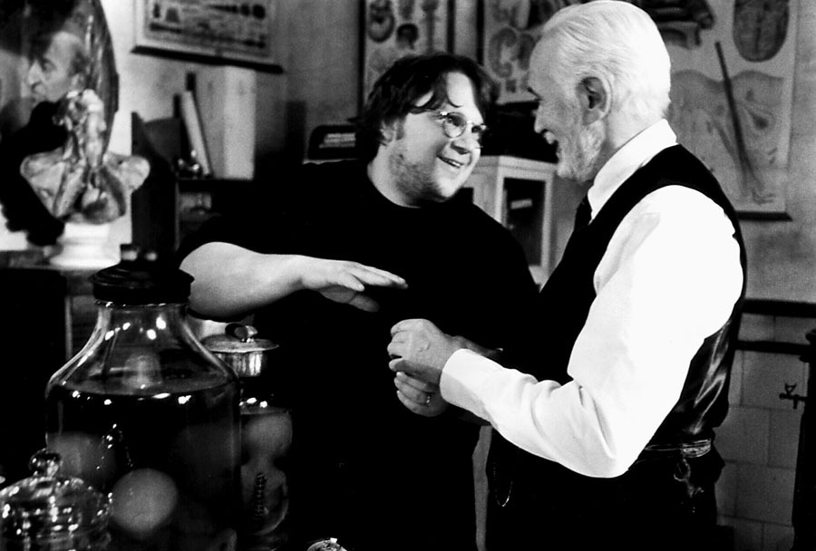 Гильермо дель Торо и актер Федерико Луппи на съемках фильма «Хребет дьявола» (2001)