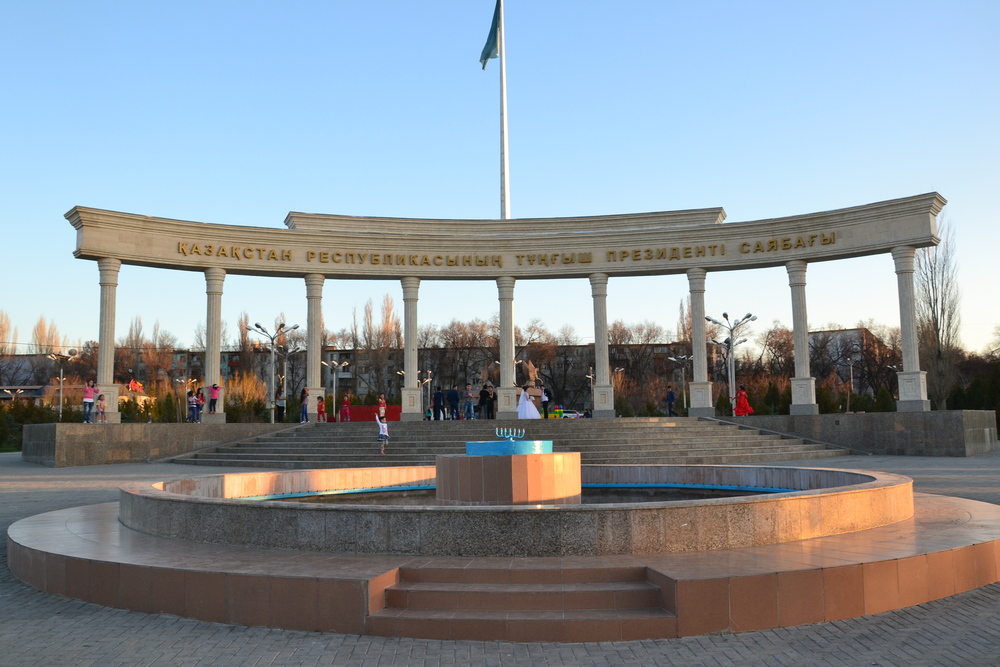 Тараз фото. Тараз президентский парк. Парк имени первого президента Республики Казахстан (Актобе). Казахстан город Джамбул парк. Парк первого президента в Алматы.