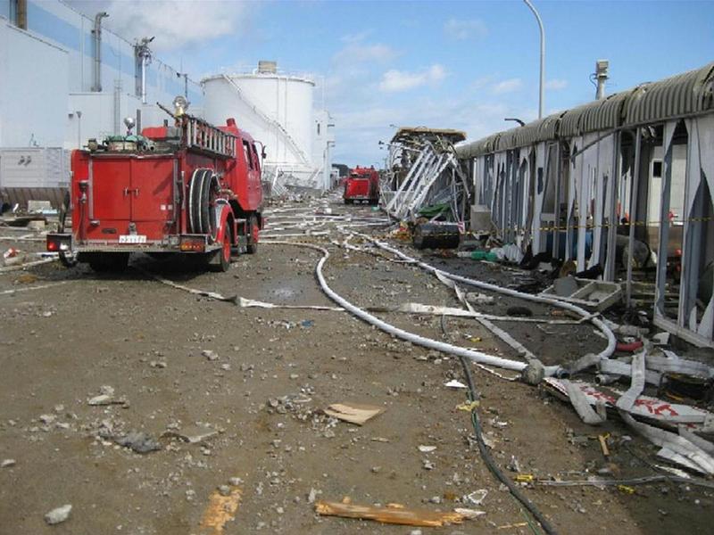 Пожарная машина у здания АЭС Фукусима. (TEPCO).