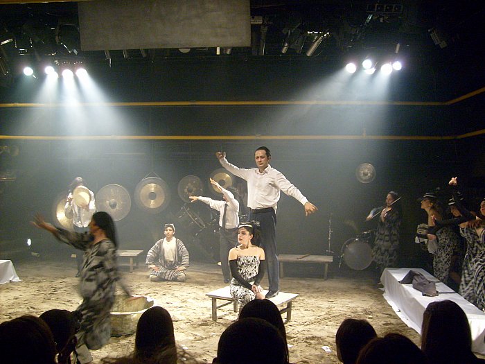 Сцена из спектакля "Семь лун". Источник http://art-blog.uz/archives/8488