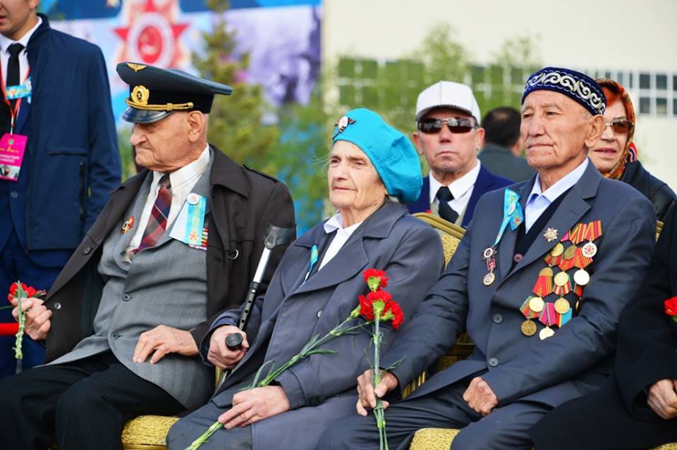 День победы в казахстане. 9 Мамыр день Победы. 9 Мая праздник в Казахстане. Лента Казахстана на 9 мая.