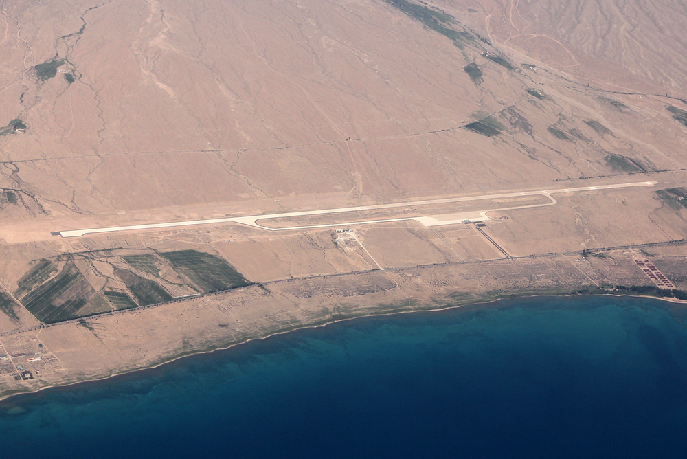 Самолет до иссык куля. Иссык-куль со спутника. Аэропорт иссык-куль. Самолет до иссык куля. Аэропорт тамчы иссык куль.