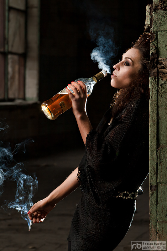 Женщина пьет коньяк. Девушка с сигаретой и алкоголем. Девушка с бутылкой вина. Девушка с вином и сигаретой. Пьющие девушки.