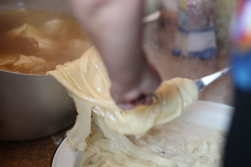 Вытягиваем готовое тесто из бульона