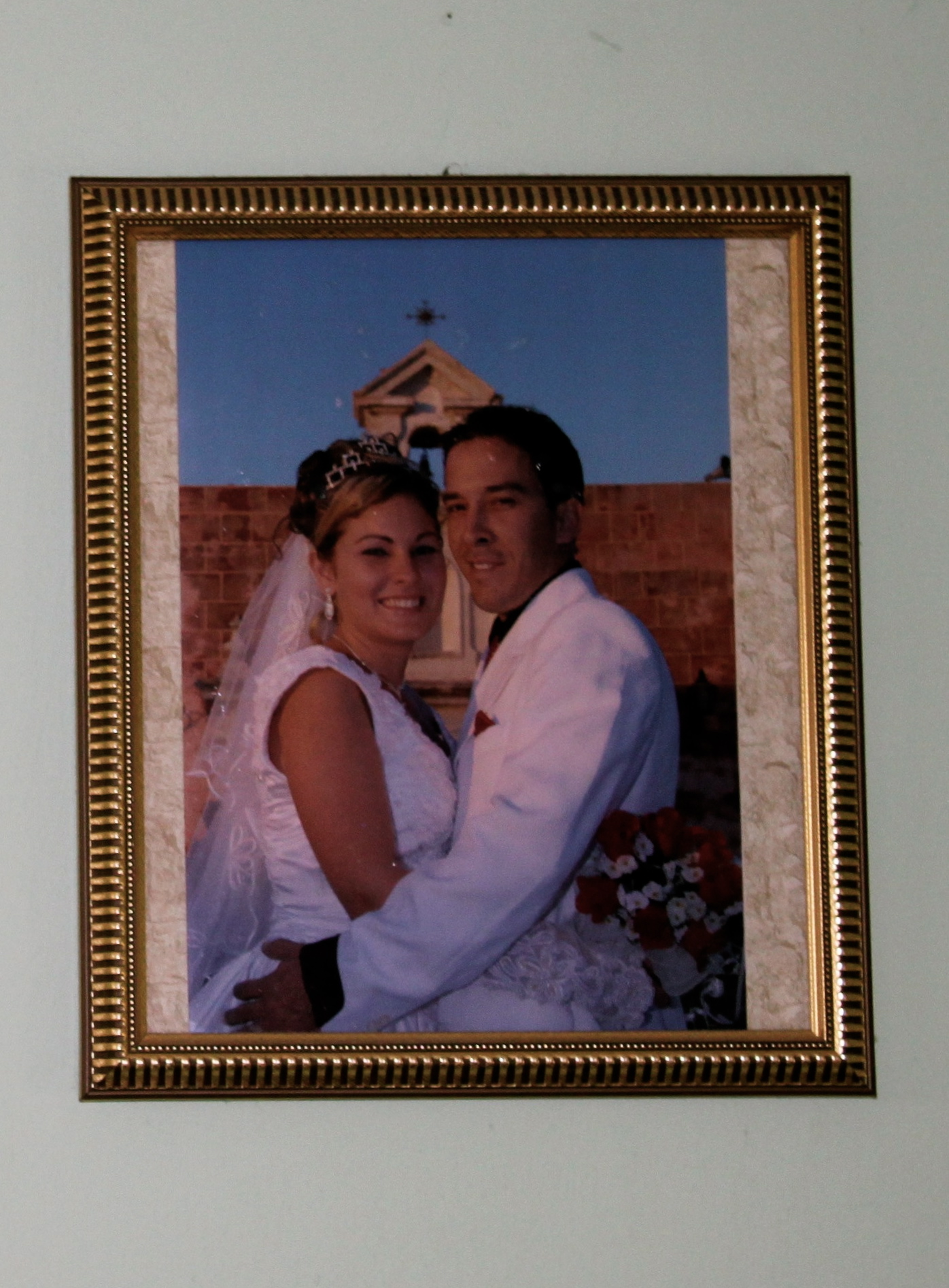 свадебное фото Маноло и Леи на стене гостиной