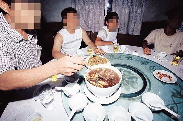 Милая китайская семья за ужином.