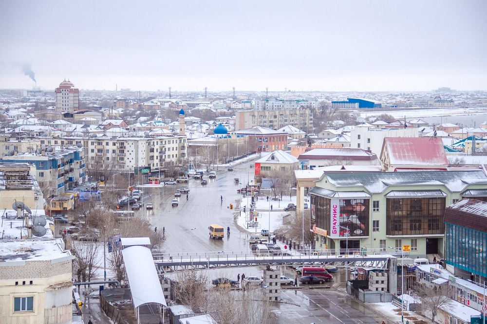 Вид на город Кызылорда. Пешеходный мост около старого базара.