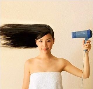 Женщины сушат волосы после душа