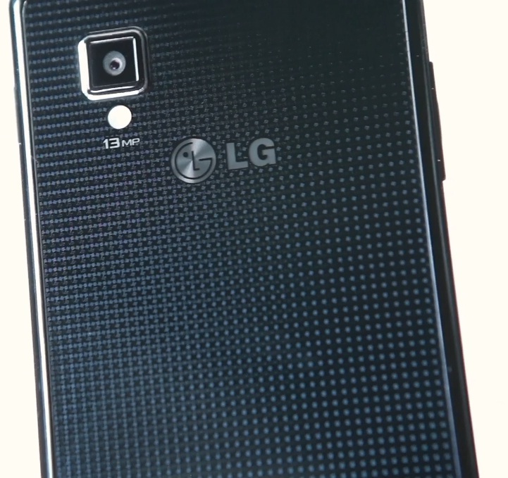 Задняя часть корпуса LG Optimus G выполнена по инновационной технологии Crystal Reflection.