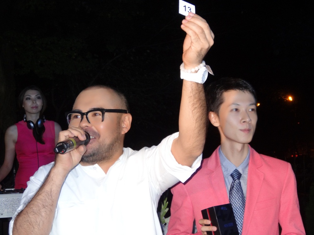 Сакен Жаксыбаев объявляет счастливого обладателя смартфона LG Optimus 4X HD