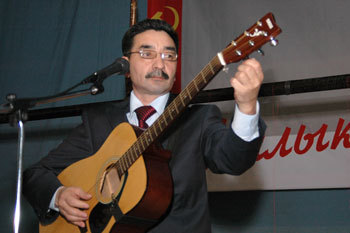 Жамбыл Ахметбеков гитарист-коммунист