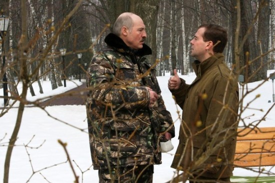 Лукашенко и Медведев что-то стало холодать