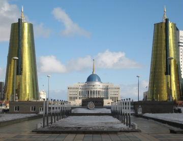 Правительство Казахстана путают с общественной уборной.
