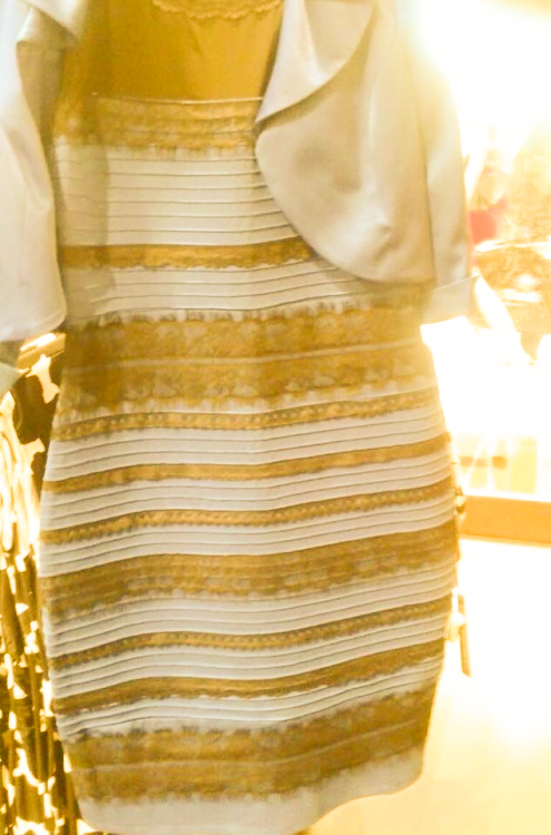 Какого цвета платье белое