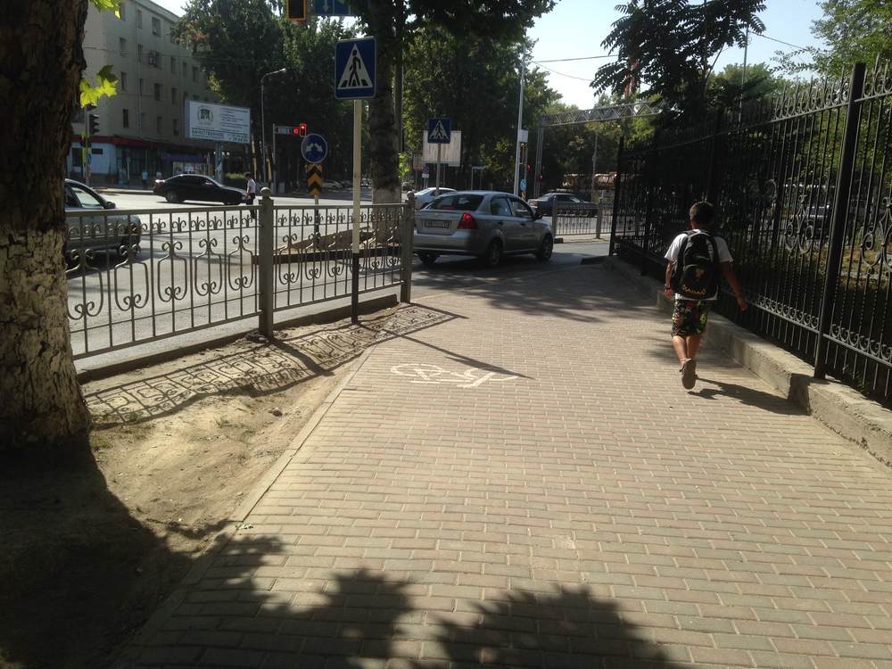 Фото №25. Ул. Бейбитшилик. Велодорожка расположена на тротуаре, не выделена полосами, отсутствуют знаки движения вперед и назад. Работы по велодорожкам не ведутся.