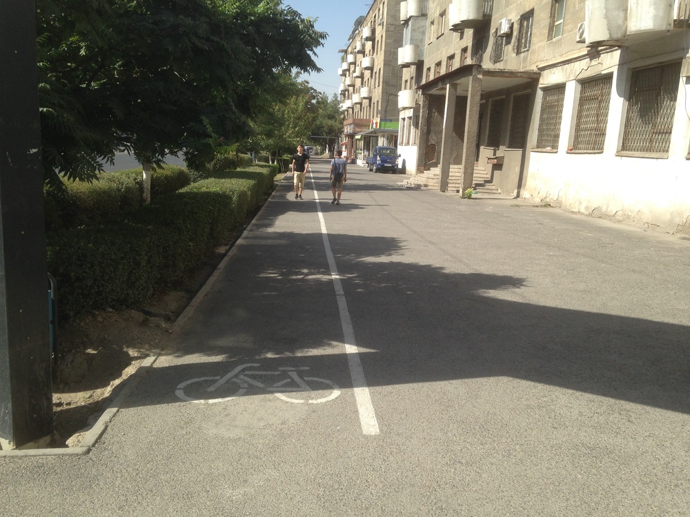 Фото №21. Пл. Аль-Фараби. Велодорожка проходит от пр. Момышулы до ул. Аскарова. Велодорожка проходит по тротуару, выделена полосами, но отсутствуют знаки вперед и назад.