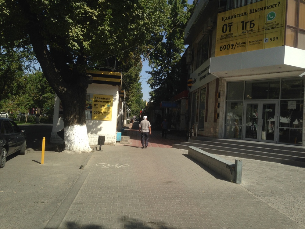 Фото №20. Пр. Момышулы. Велодорожка также находится на тротуаре, не выделена, и знак велосипеда не заметен.