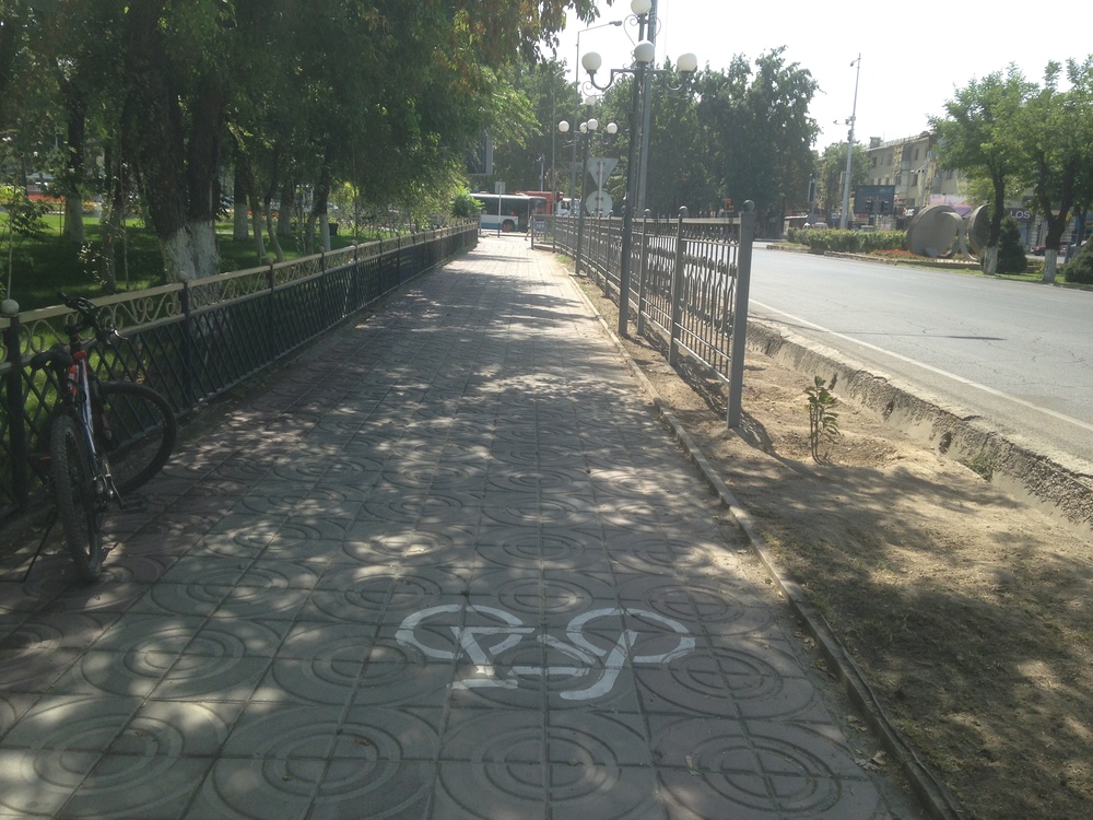 Фото №18. Пр. Момышулы. Дорожка проходит на отрезке от ул. Желтоксан до пл. Аль-Фараби. На этом отрезке также не выделена велодорожка.