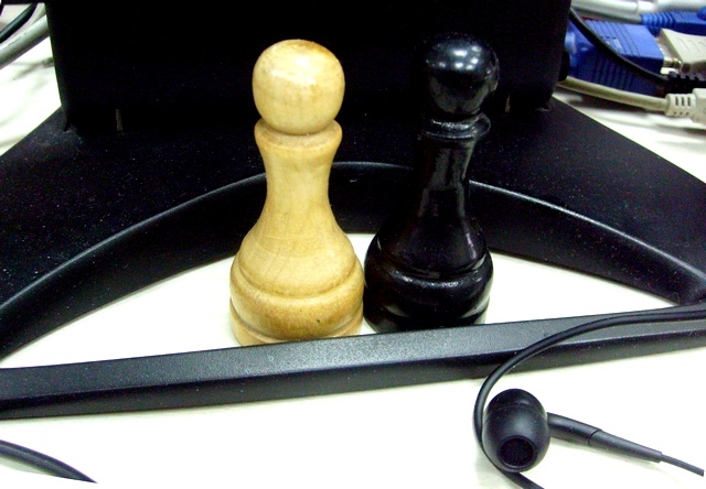 Фото Рустама Ниязова: две шахматные фигурки