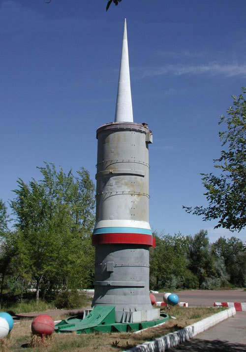 Памятник ракете 5Я26 / ПРС-1 в Приозерске, полигон Сары-Шаган (http://tetraedr.com)