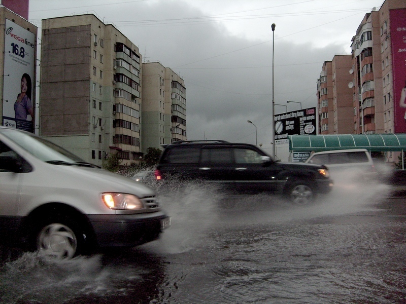 Из блога Рустама Ниязова: улица Аль Фараби, залитая дождем