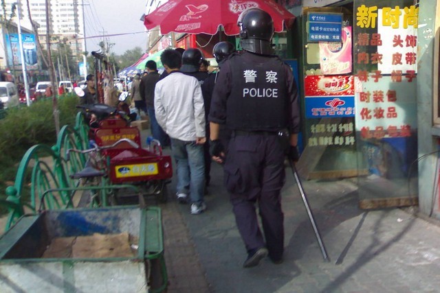 Фото Рустама Ниязова: патруль полицейских в Урумчи, сентябрь 2009