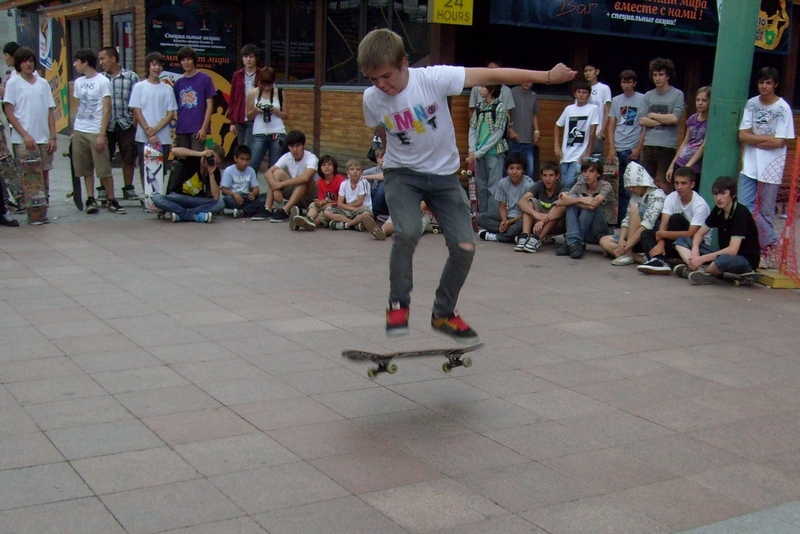 из блога Рустама Ниязова: выступления скейтбордистов в Алмате, район Ритц Палас