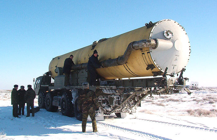 Транспортная машина 5Т93 (вариант 1) с ТПК, устанавливается система подогрева ракеты. Сары-Шаган, 30 октября 2007 г. (фото Роман Белозерский - BelShooter, http://picasaweb.google.com)